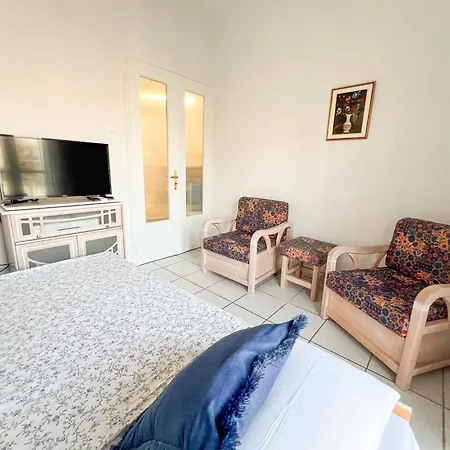 Central Apartment By The Beach Loutraki  Exterior photo