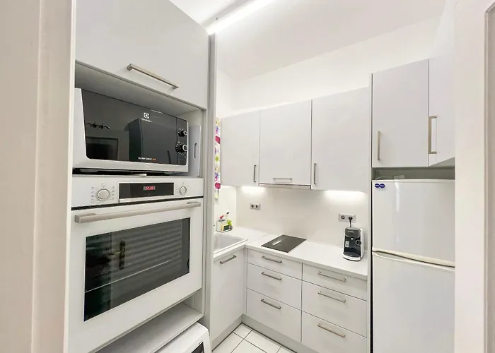 Central Apartment By The Beach