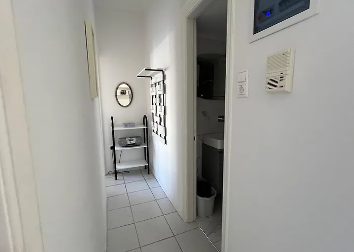 Central Apartment By The Beach