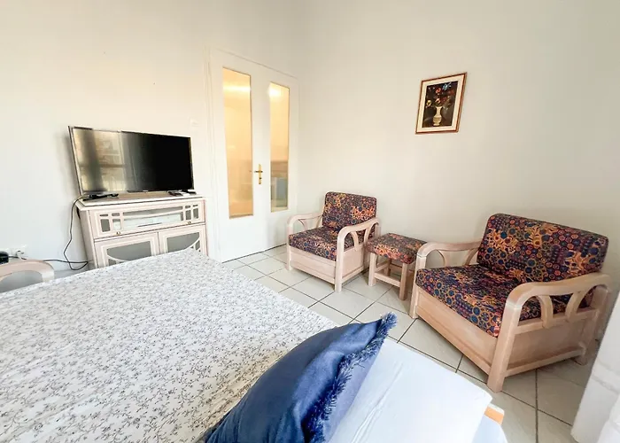 Central Apartment By The Beach